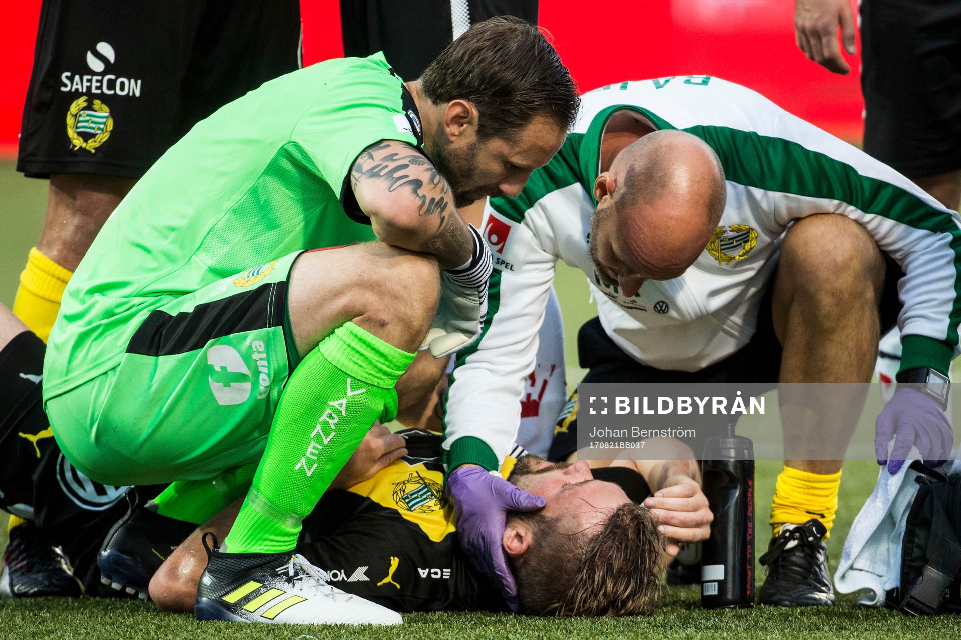 Hammarbys målvakt Johan Wiland kollar till Mads Fenger