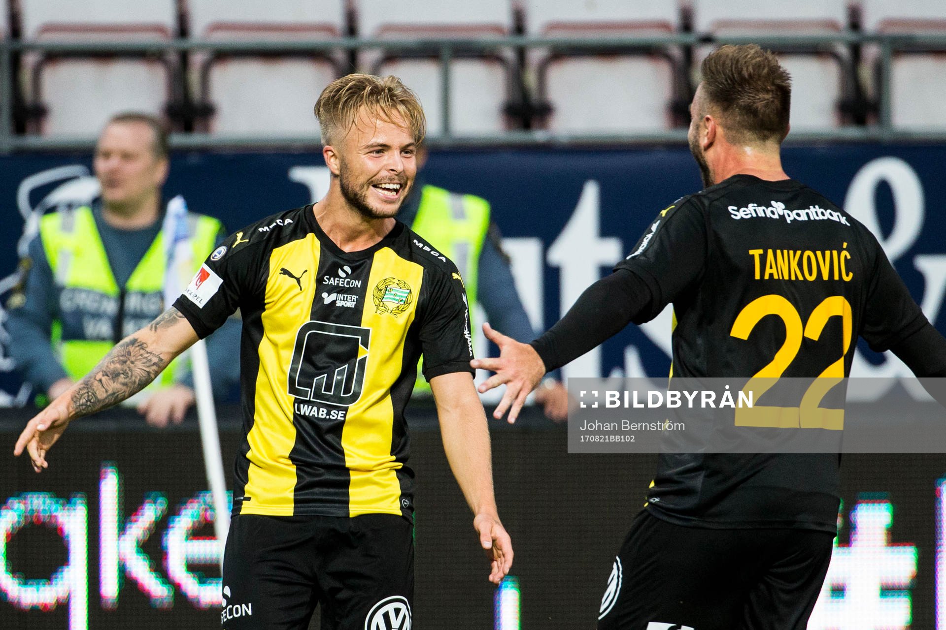 Hammarbys Sander Svendsen jublar efter sitt 0-2 mål med Muamer Tankovic under fotbollsmatchen i Allsvenskan mellan Örebro och Hammarby den 21 augusti 2017 i Örebro.