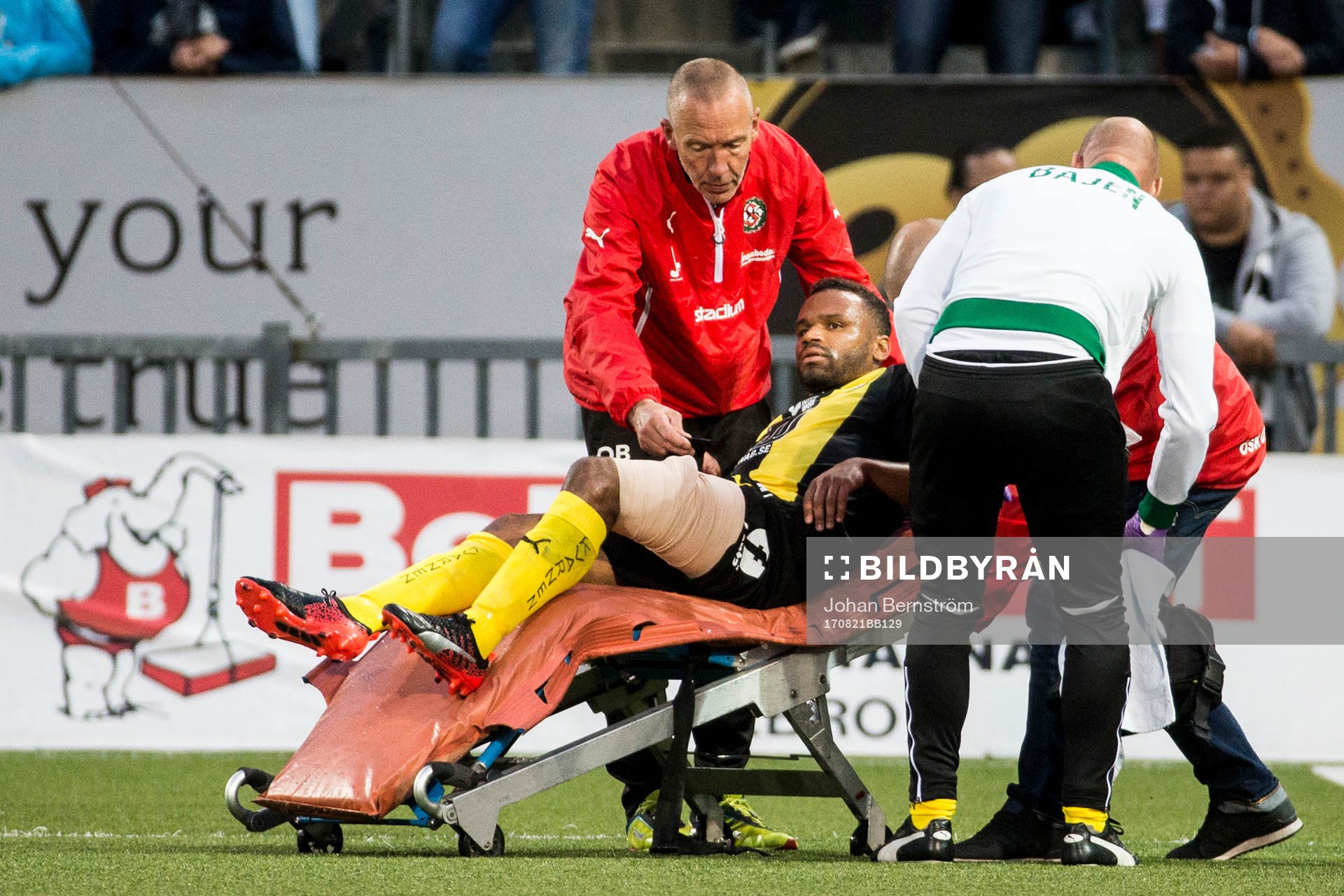 Hammarbys Serge-Junior Martinsson Ngouali bärs skadad av