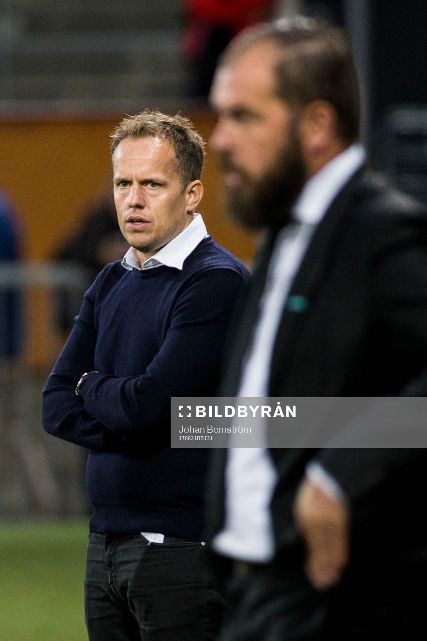 Hammarbys tränare Jakob Michelsen och i förgrunden
