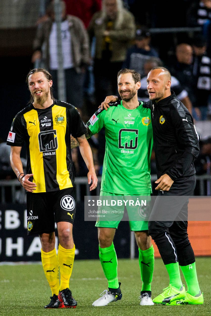 Hammarbys Björn Paulsen och målvakt Johan Wiland jublar