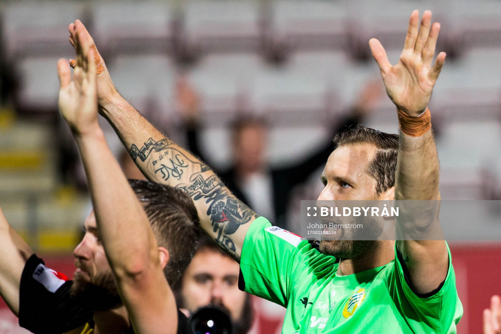 Hammarbys målvakt Johan Wiland jublar efter fotbollsmatchen i Allsvenskan mellan Örebro och Hammarby den 21 augusti 2017 i Örebro.