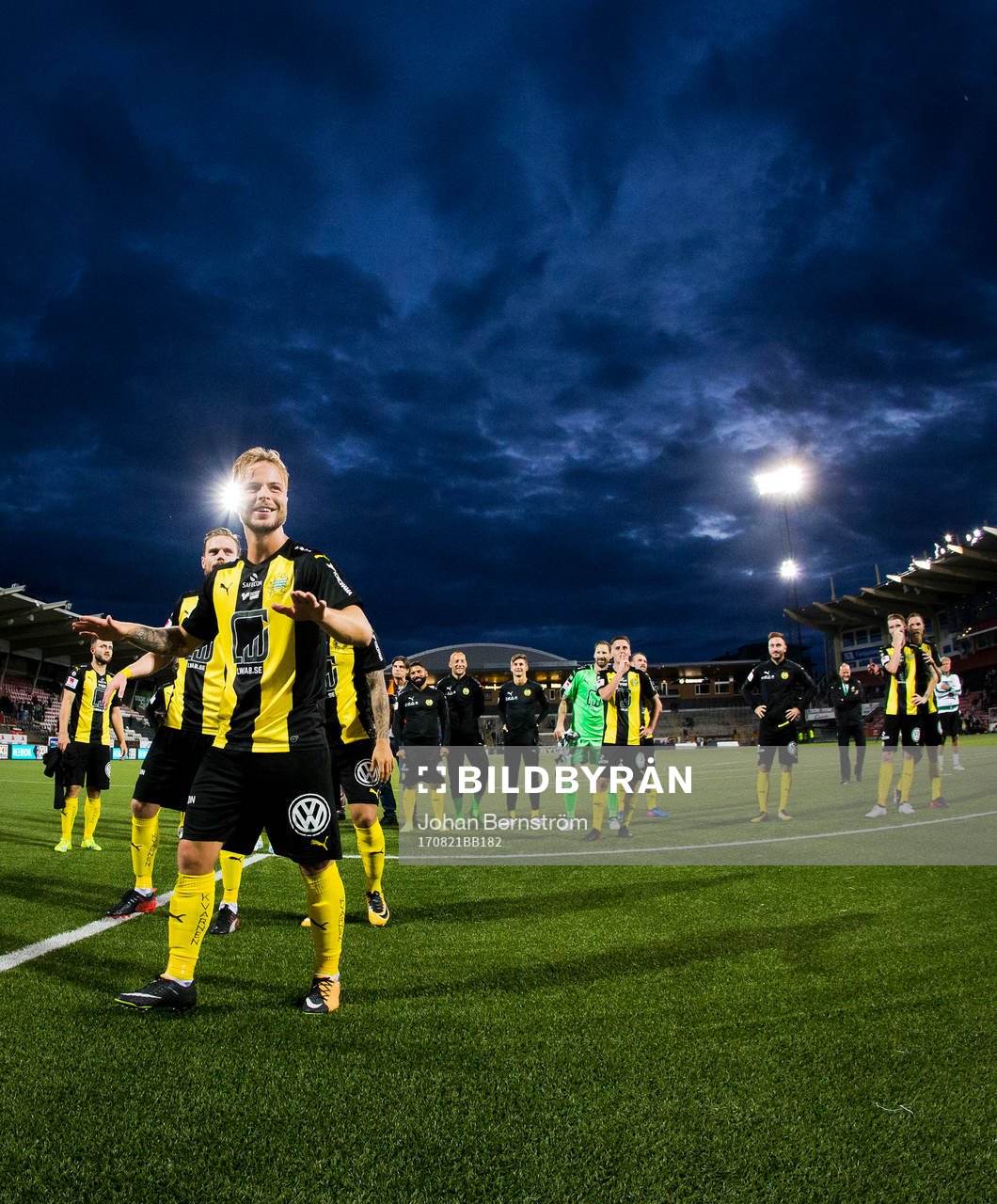 Hammarbys Sander Svendsen och målvakt Johan Wiland jublar