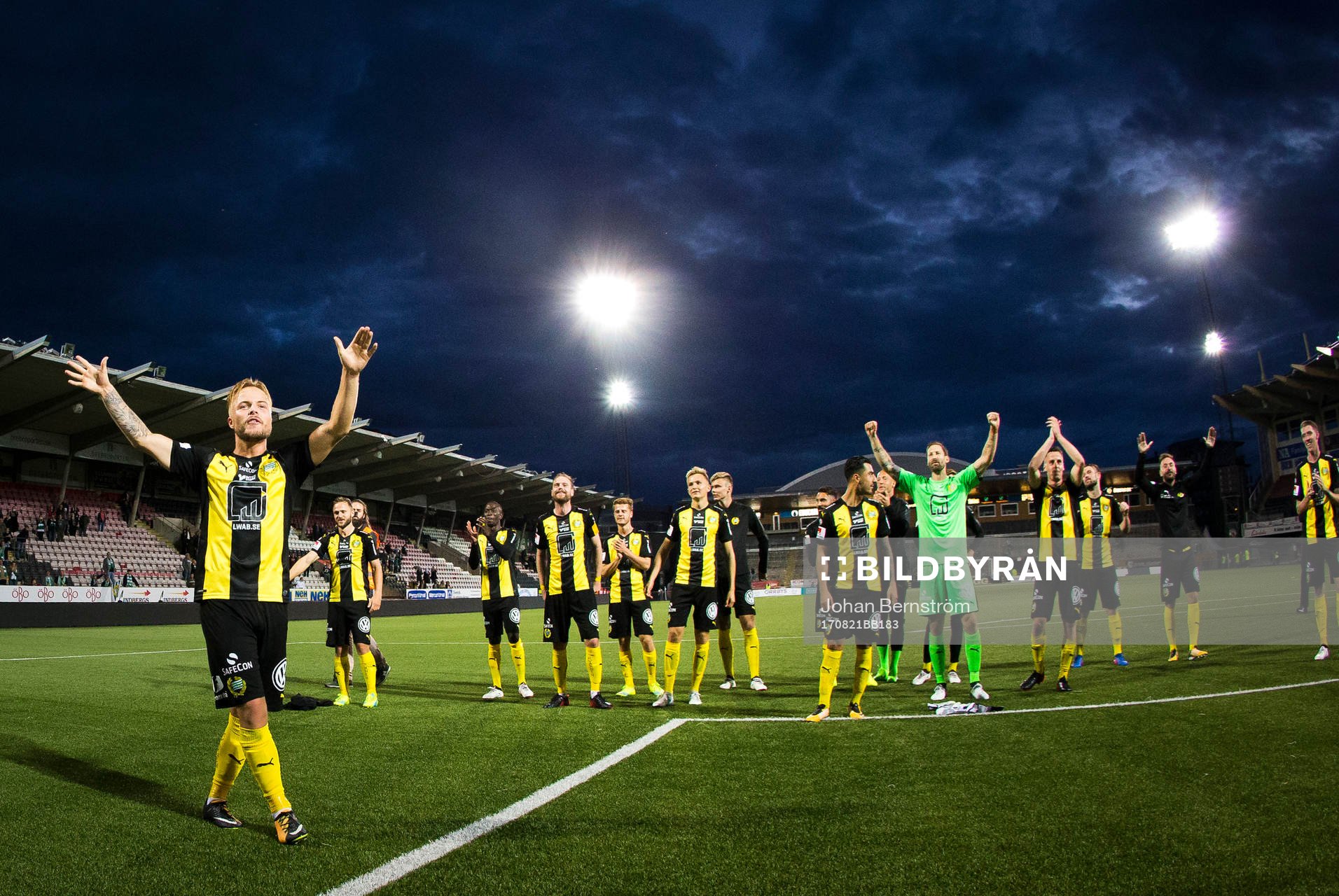 Hammarbys Sander Svendsen och målvakt Johan Wiland jublar