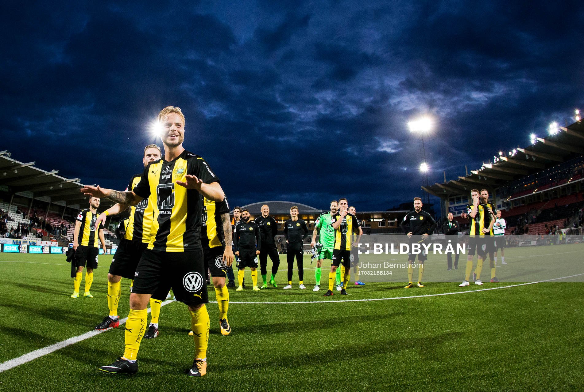 Hammarbys Sander Svendsen och målvakt Johan Wiland jublar
