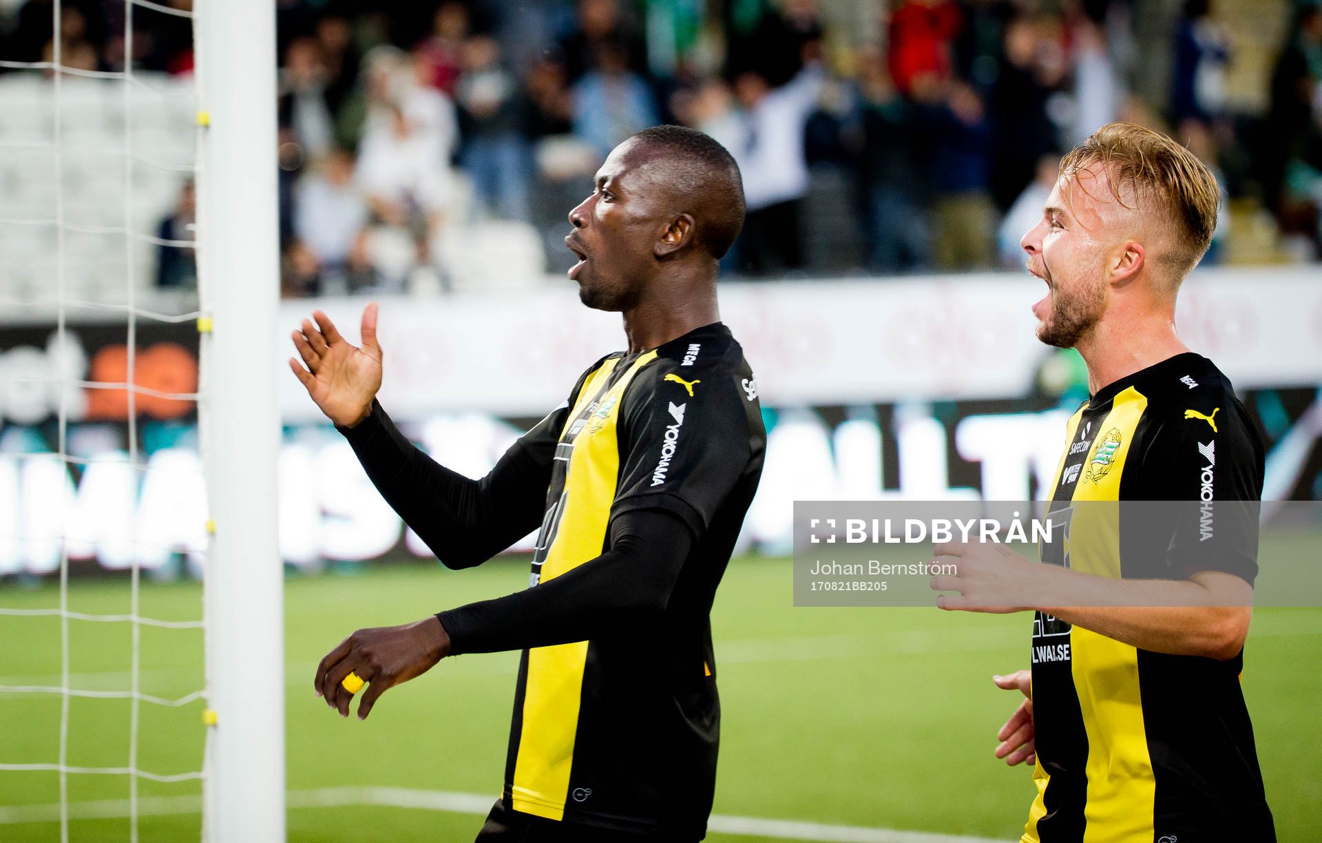 Hammarbys Pa Amat Dibba jublar efter sitt 0-3 mål med Sander Svendsen under fotbollsmatchen i Allsvenskan mellan Örebro och Hammarby den 21 augusti 2017 i Örebro.