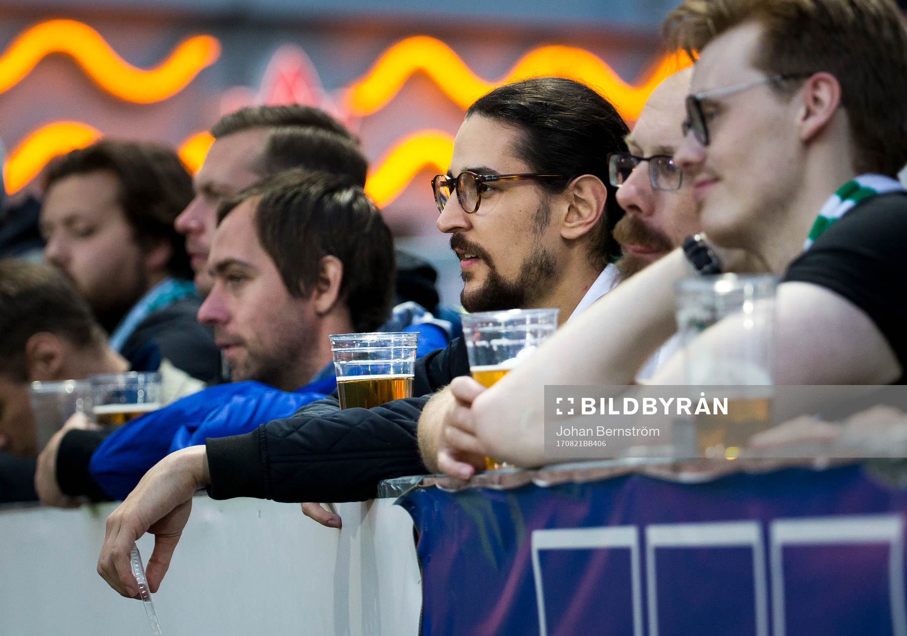 Hammarbysupportrar dricker öl