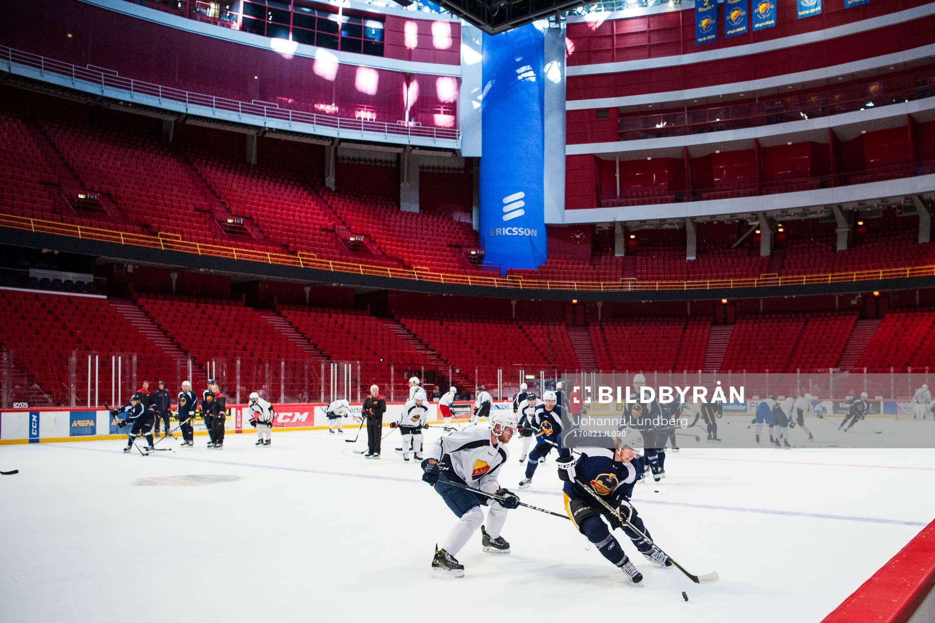 Pittsburghs Carl Hagelin och Djurgårdens Alexander Urbom