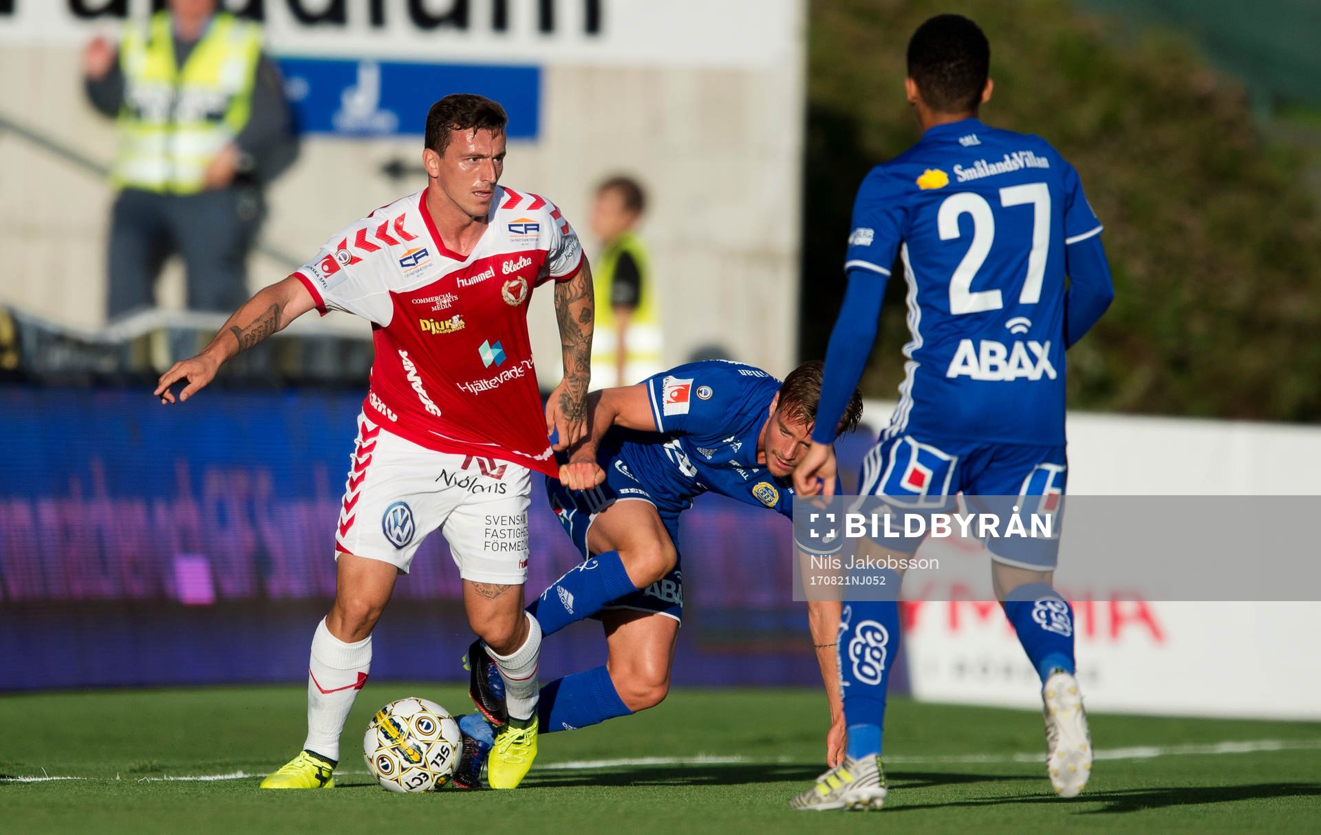 Kalmars Erton Fejzullahu blir dragen i tröjan av