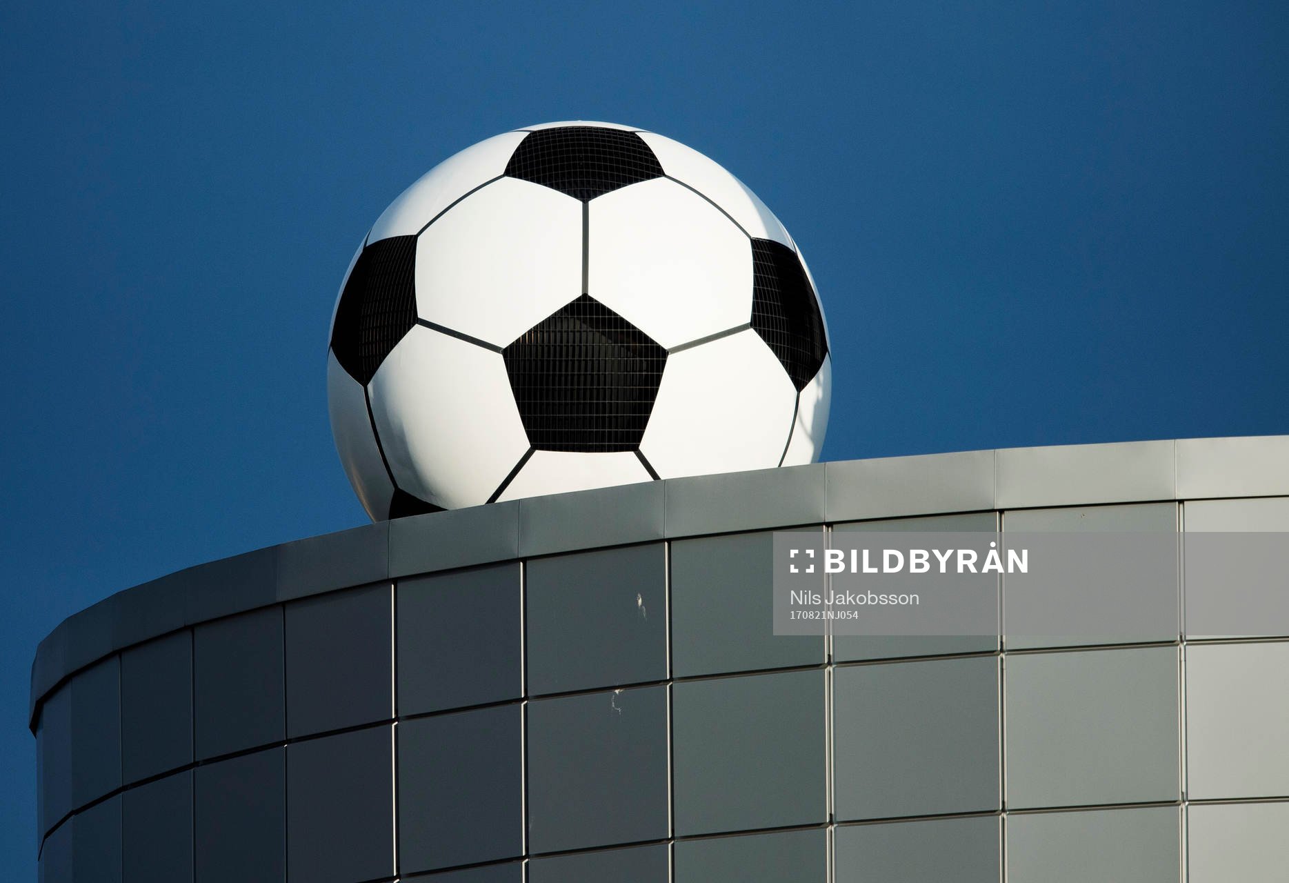 En stor fotboll på taket av Idrottsparken