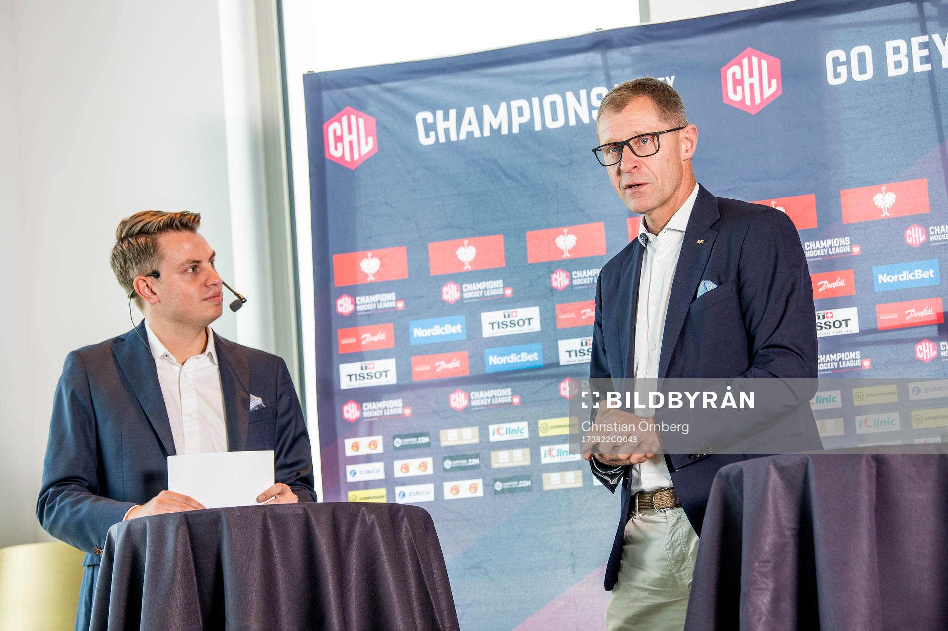 Konferencieren Christian Winnberg och HV71s Agne Bengtsson
