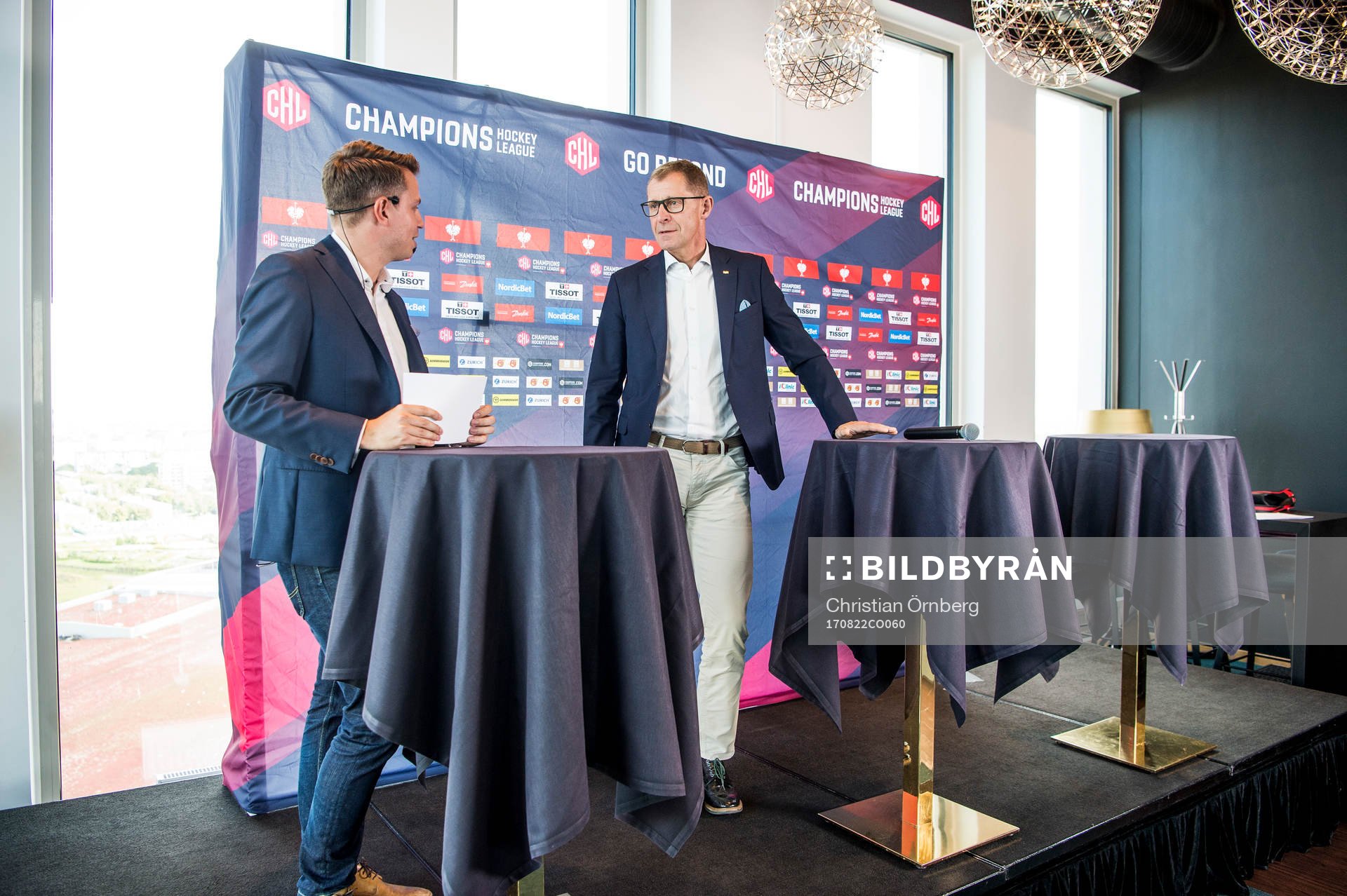 Konferencieren Christian Winnberg och HV71s Agne Bengtsson