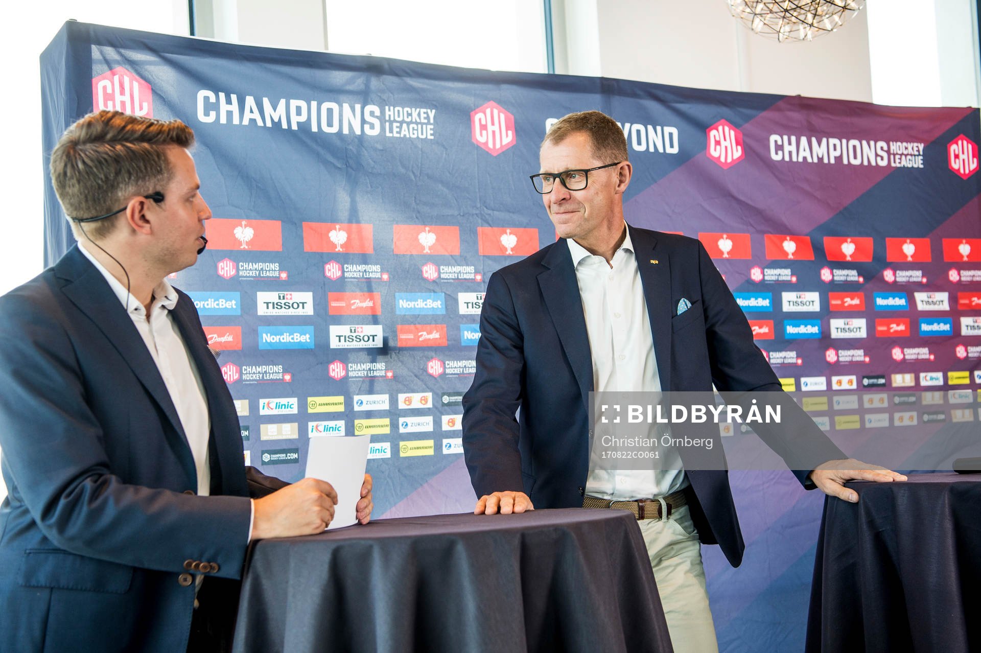 Konferencieren Christian Winnberg och HV71s Agne Bengtsson