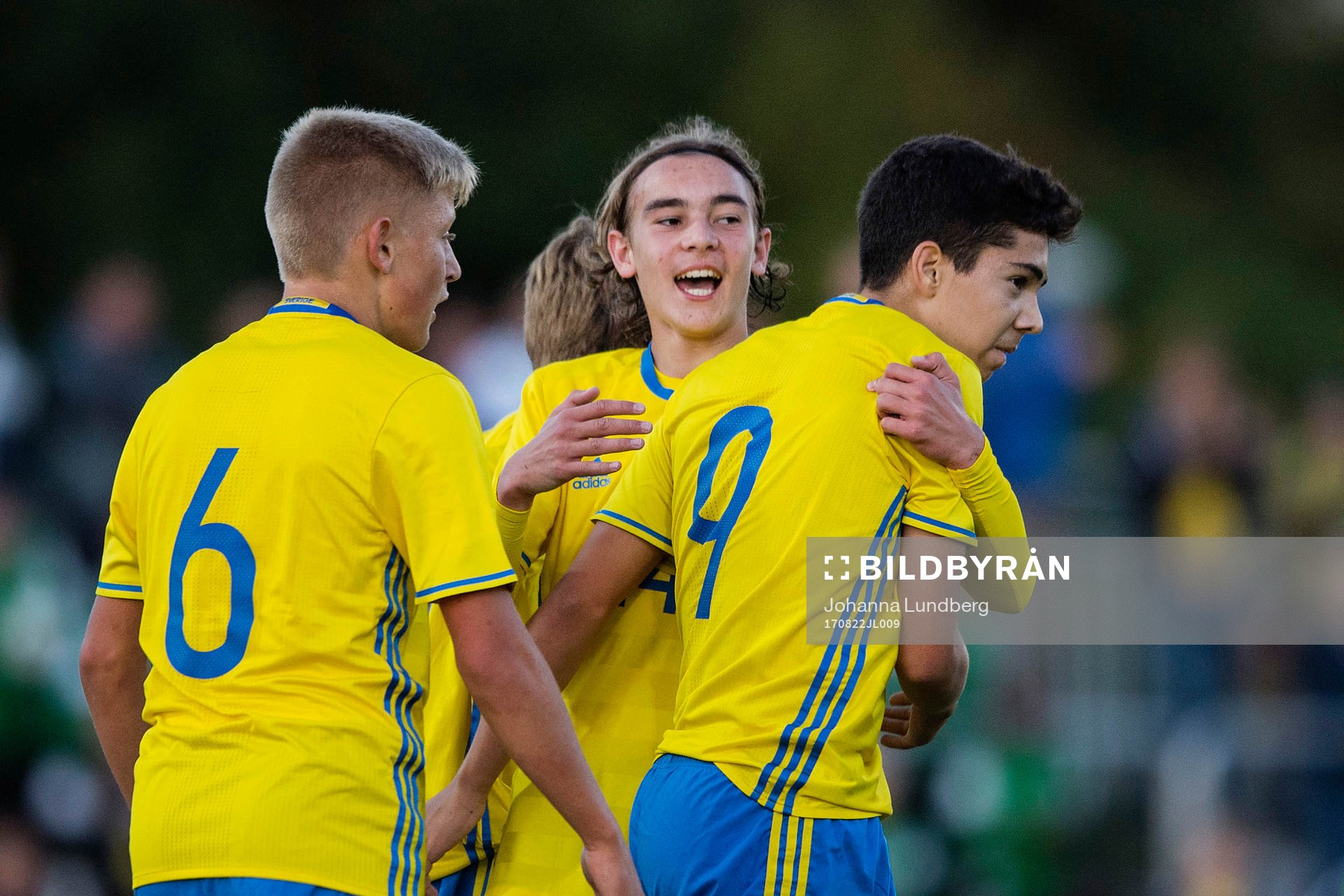 Sveriges Lucas Lima (th) gör 3-0 och jublar med Dennis Collander (tv) och Aleksander Nilsson (m) under P15-landskampen i fotboll mellan Sverige och Finland den 22 augusti i Stockholm.