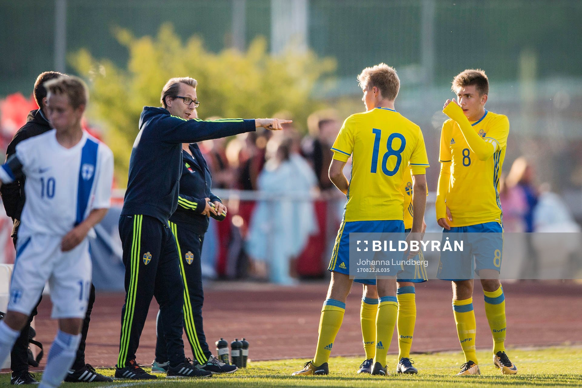 Sveriges förbundskapten Christofer Augustsson med Jerry Schilström och Tim Prica under P15-landskampen i fotboll mellan Sverige och Finland den 22 augusti i Stockholm.