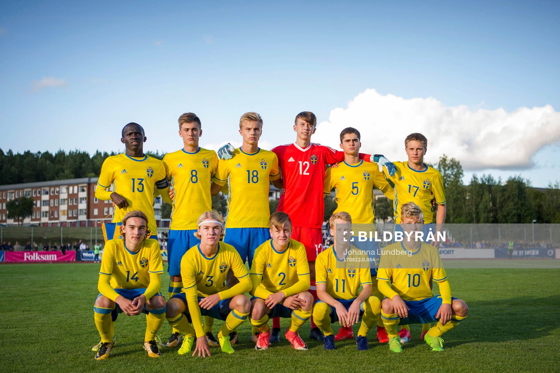 Sveriges spelare står uppställda för en lagbild under P15-landskampen i fotboll mellan Sverige och Finland den 22 augusti i Stockholm. Övre raden fr.v. David Ngoma, Tim Prica, Jerry Schilström, målvakt Hugo Claesson, Kourosh Kadijani, Teo Grönborg. Nedre raden fr.v. Aleksander Nilsson, Melvin Appelberg, Viktor Widell, David Edvardsson och Otto Vallentin.