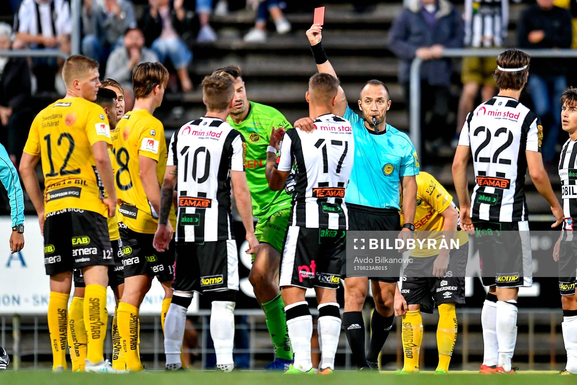 Elfsborgs målvakt Kevin Stuhr Ellegaard får rött kort av