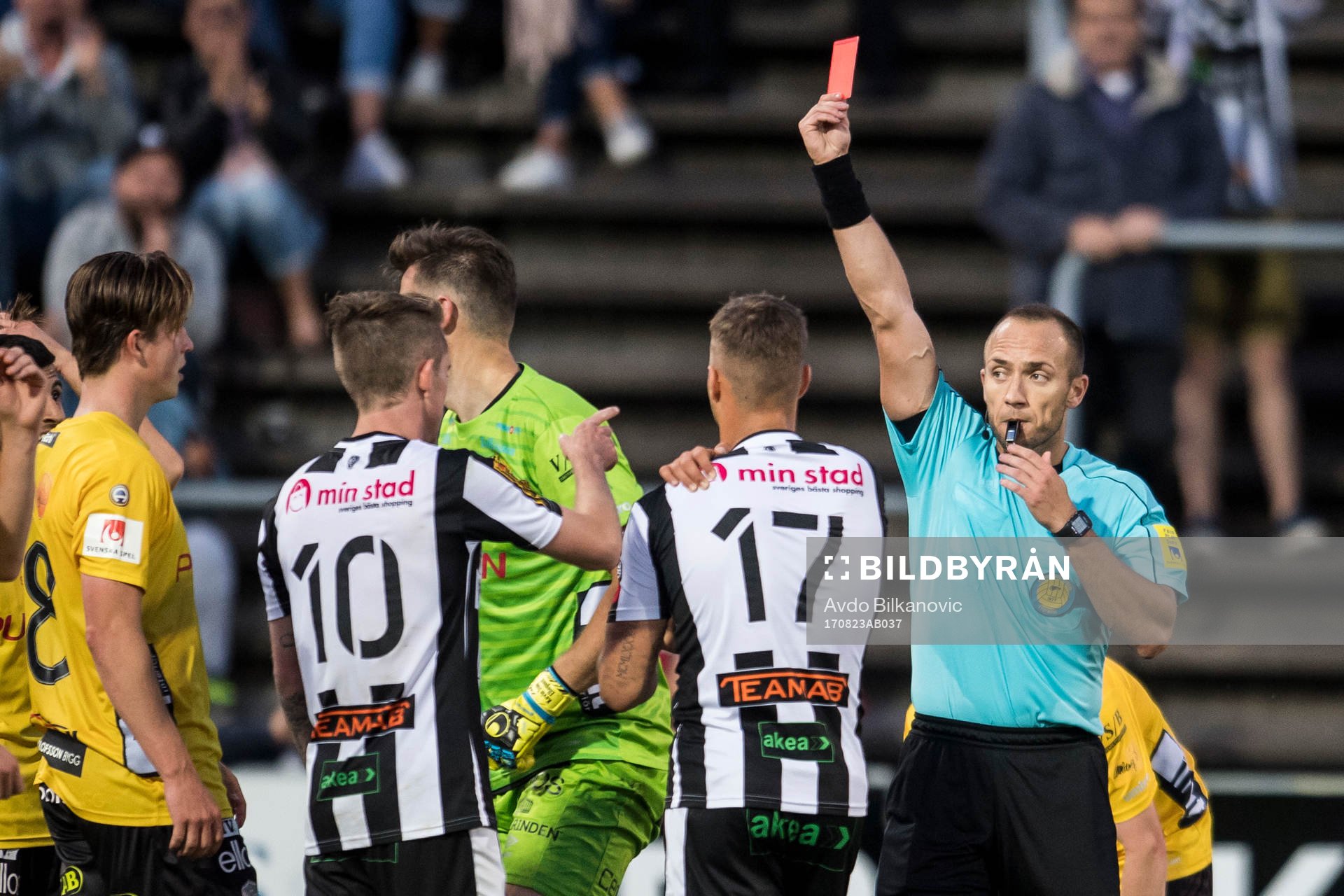 Elfsborgs målvakt Kevin Stuhr Ellegaard får rött kort av