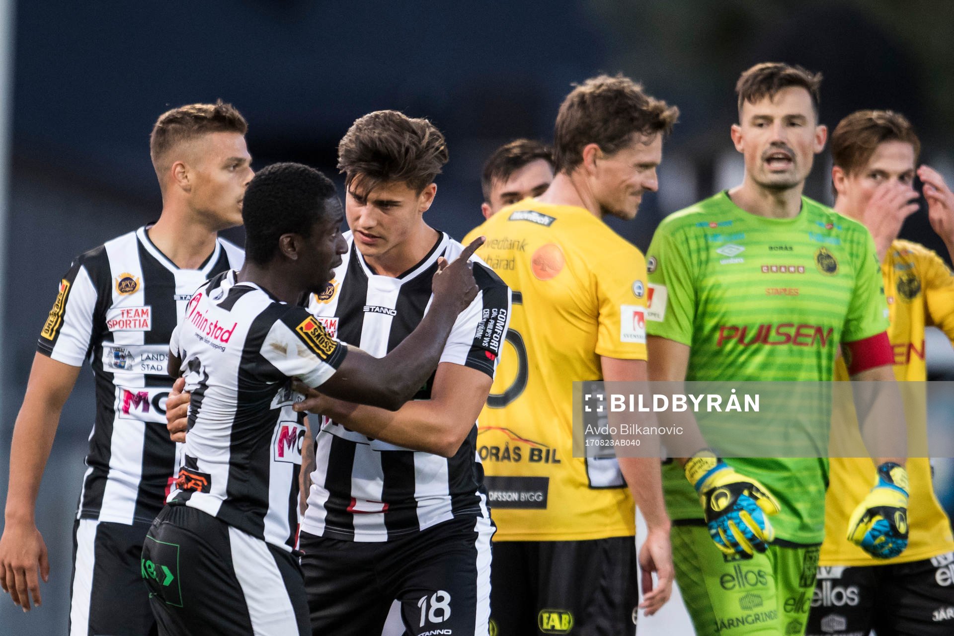 Landskronas Thierry Zahiu visar med handen mot Elfsborgs