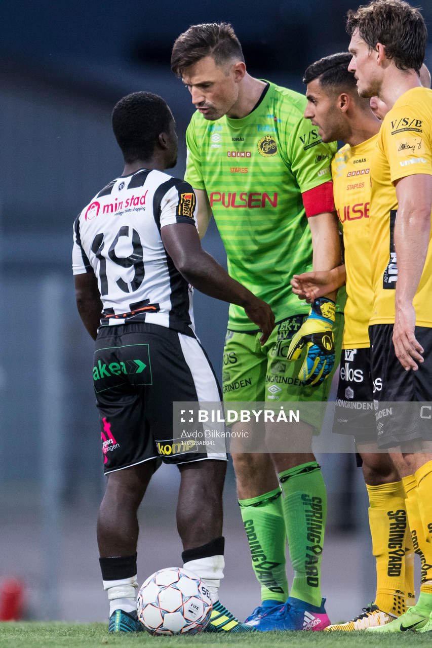 Landskronas Thierry Zahiu i en het diskussion med Elfsborgs