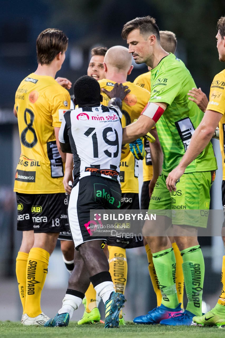Landskronas Thierry Zahiu försöker få tag på Elfsborgs