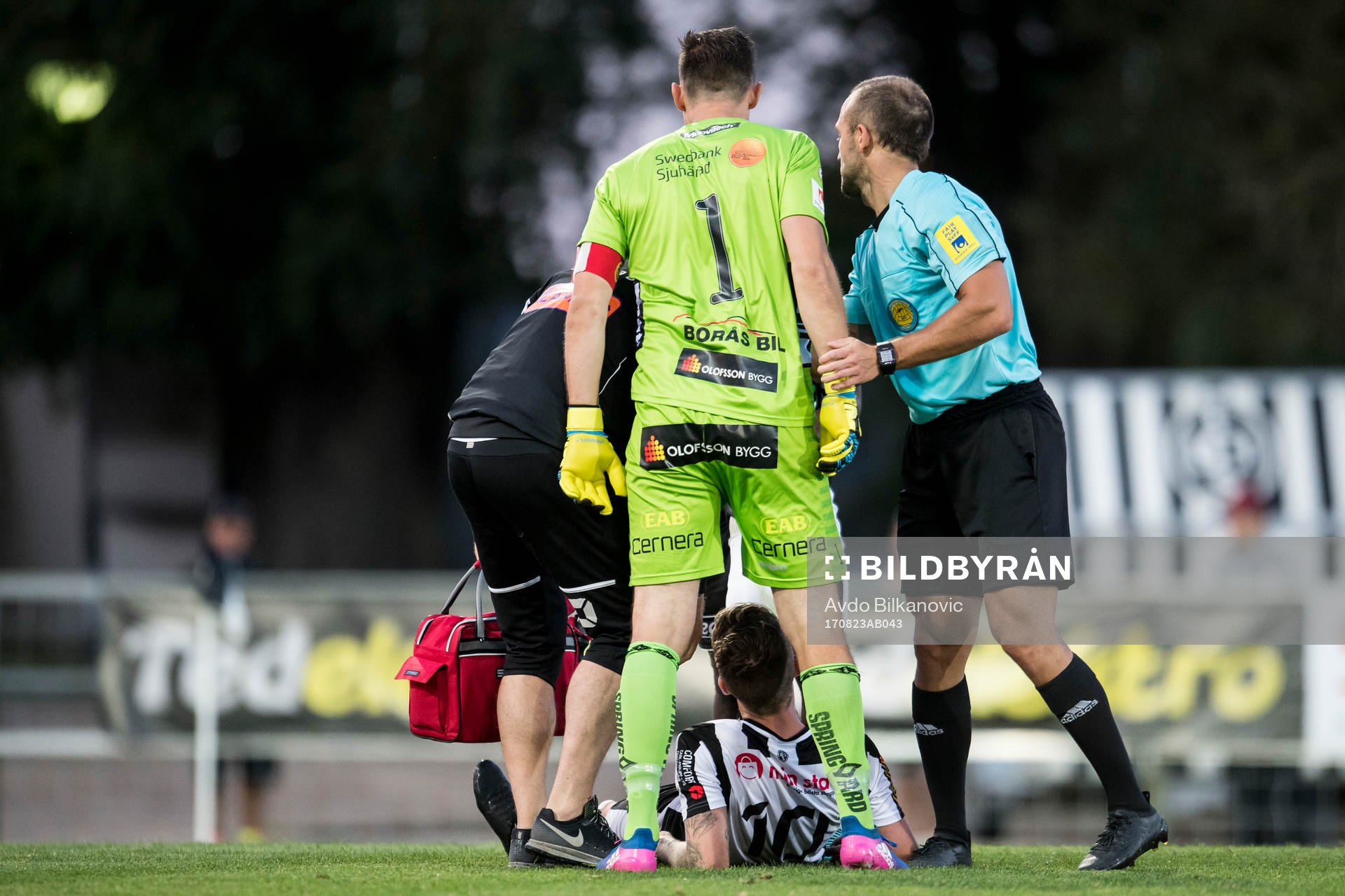 Elfsborgs målvakt Kevin Stuhr Ellegaard stoppas av domare