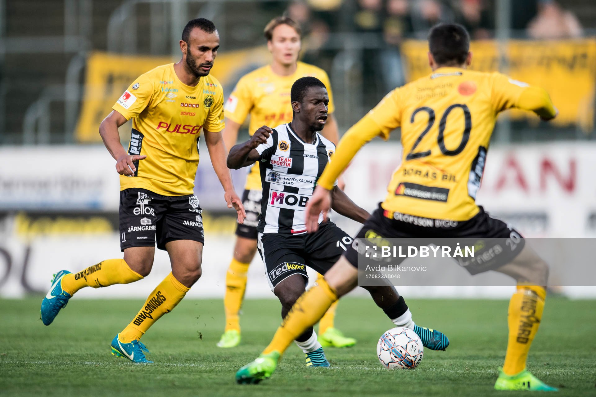 Landskronas Thierry Zahiu mellan Elfsborgs Emir Bajrami och