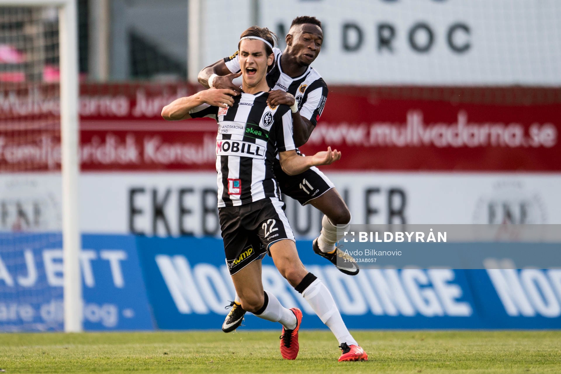 Landskronas Adi Nalic  och Sadat Karim  jublar