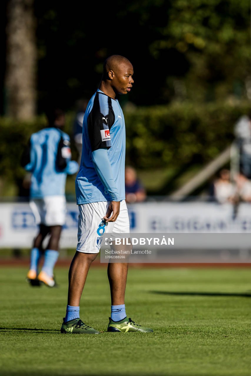 Malmö FFs Carlos Strandberg värmer upp