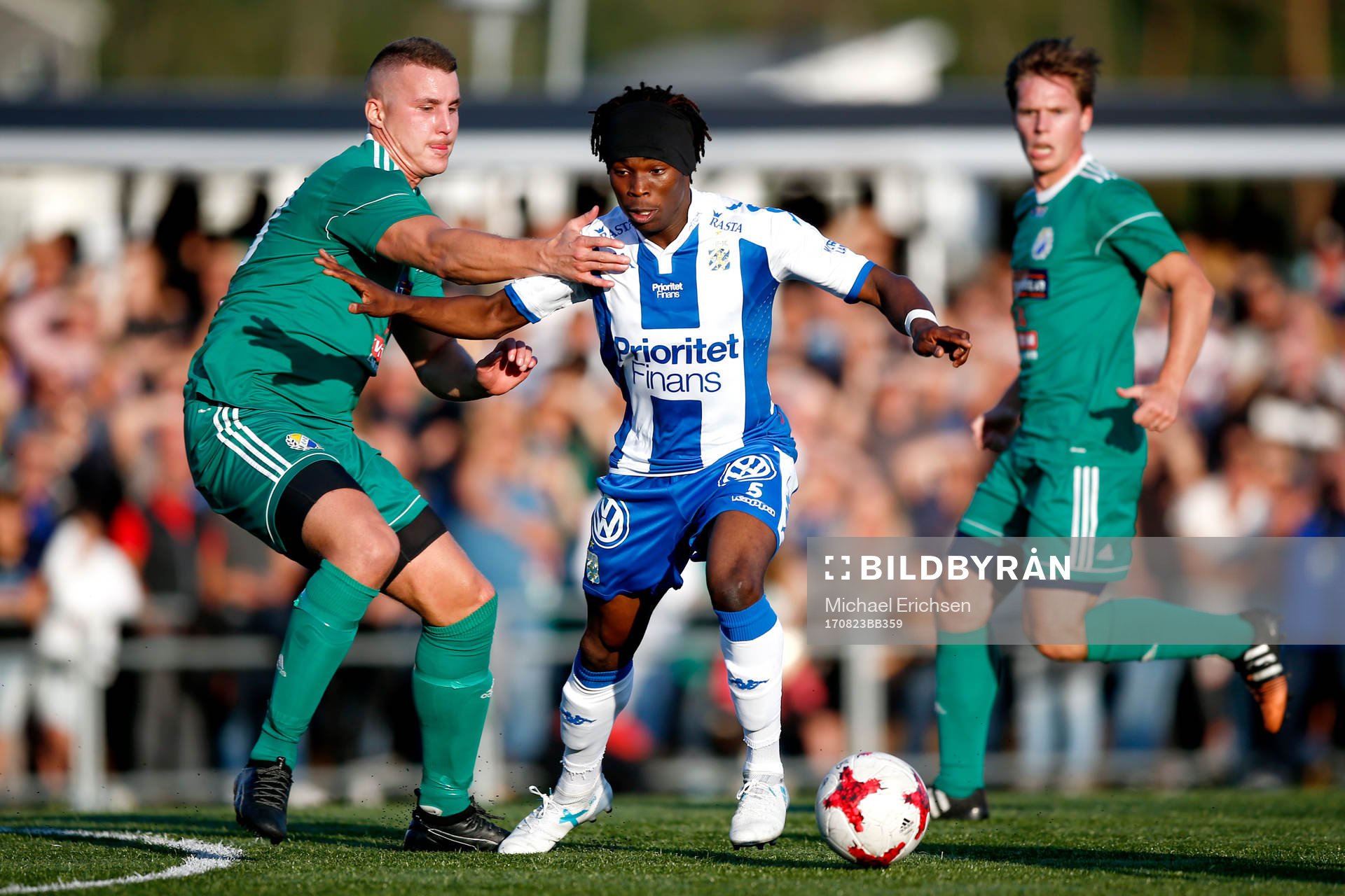 Landvetters Patrik Hansson och IFK Göteborgs Sam Adekugbe
