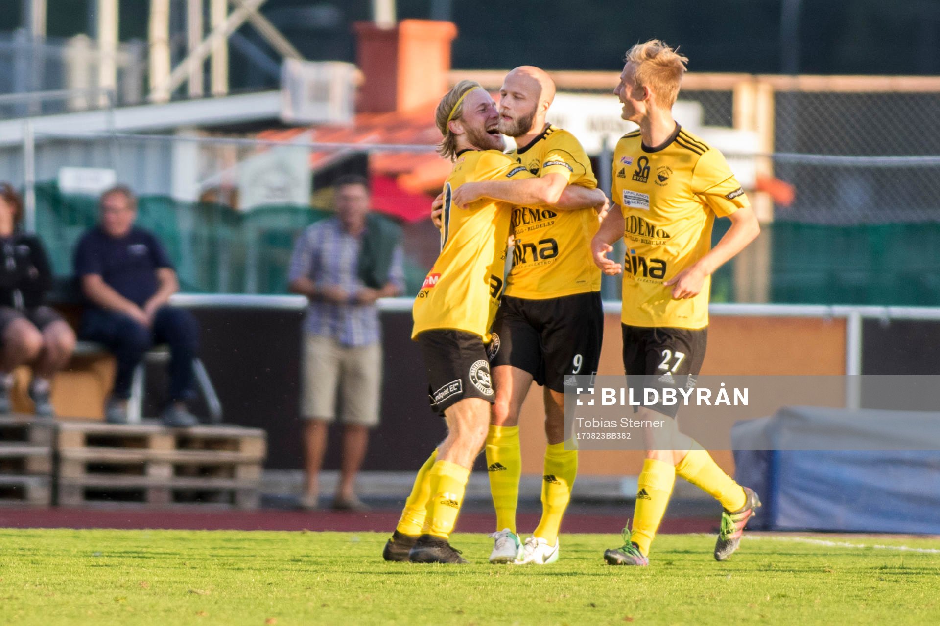 Gamla Upsalas Henrik Englund firar sitt 1-1 mål tillsammans med Marcus Lindström under fotbollsmatchen i Svenska cupen mellan Gamla Upsala och Djurgården den 23 augusti 2017 i Uppsala.
