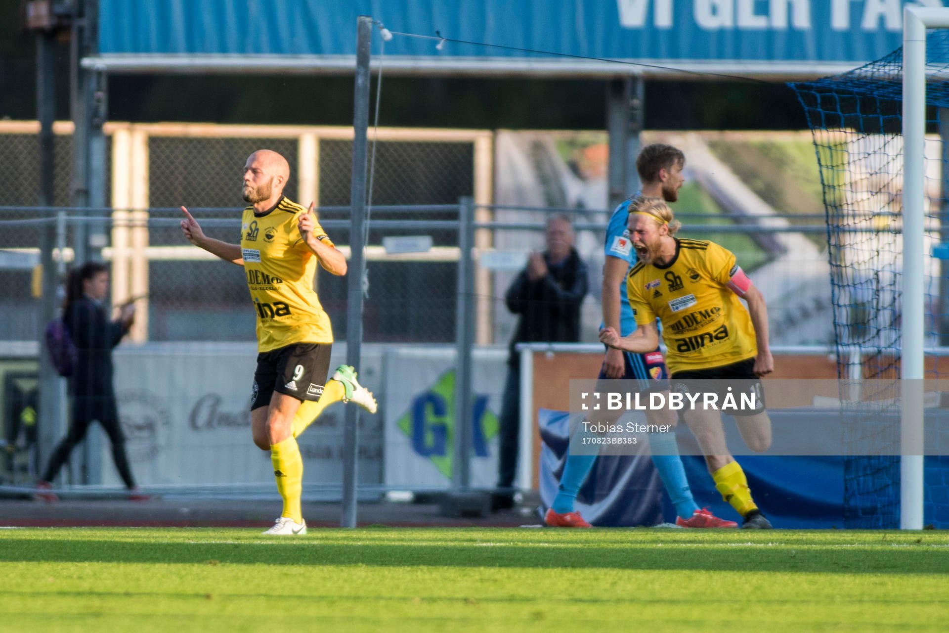 Gamla Upsalas Henrik Englund (v) jublar efter att ha gjort 1-1 under fotbollsmatchen i Svenska cupen mellan Gamla Upsala och Djurgården den 23 augusti 2017 i Uppsala.