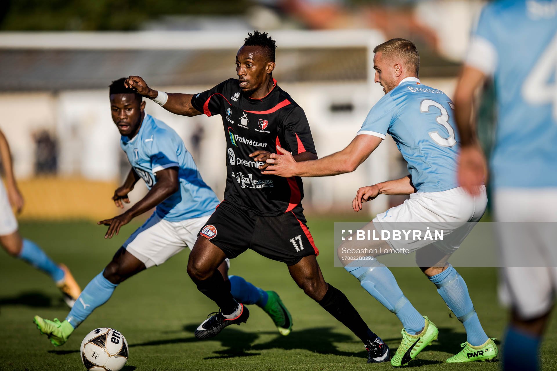 Trollhättans Charles Ikenna Kean före Malmö FFs Franz