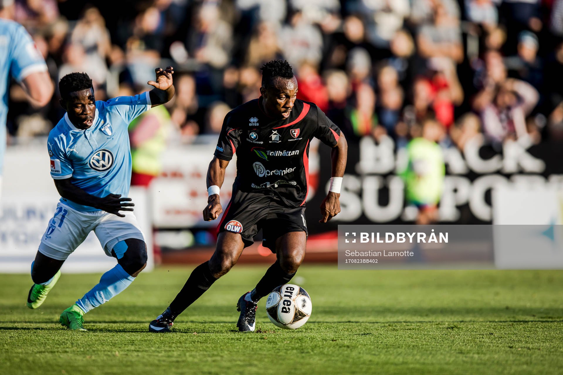 Trollhättans Charles Ikenna Kean före Malmö FFs Kingsley