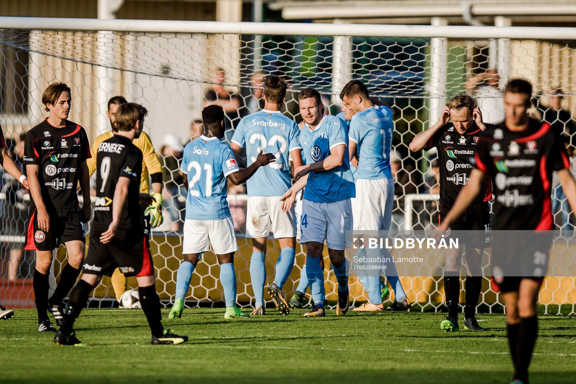 Malmö FFs Anton Tinnerholm har gjort 1-2 och jublar med