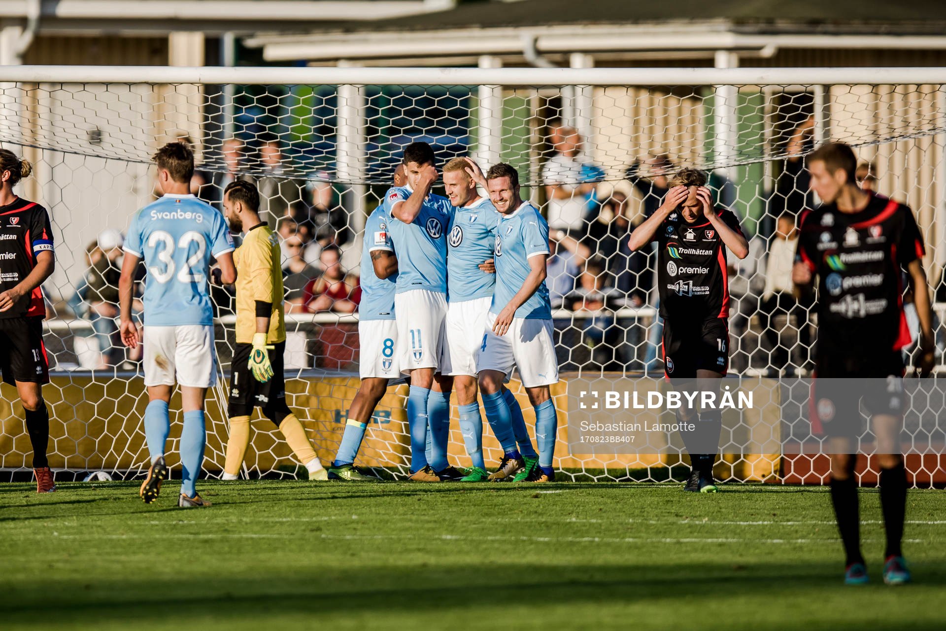 Malmö FFs Anton Tinnerholm har gjort 1-2 och jublar med lagkamraterna under fotbollsmatchen i Svenska Cupen mellan Trollhättan och Malmö den 23 augusti 2017 i Trollhättan.