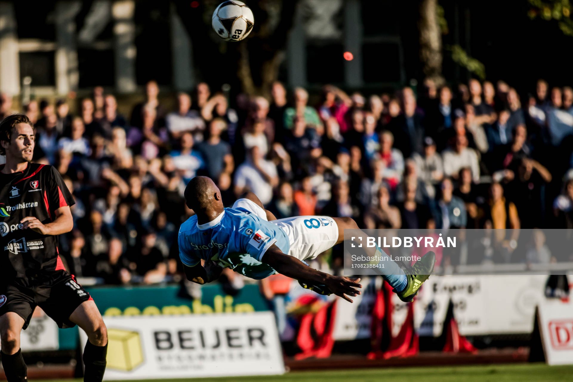 Malmö FFs Carlos Strandberg med bicykleta