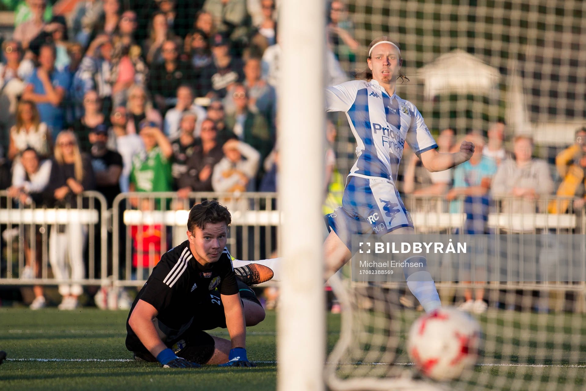 IFK Göteborgs Elias Mar Omarsson skjuter 2-0 bakom Landvetters målvakt Martin Laanemets under fotbollsmatchen i Svenska cupen mellan Landvetter och IFK Göteborg den 23 augusti 2017 i Göteborg.