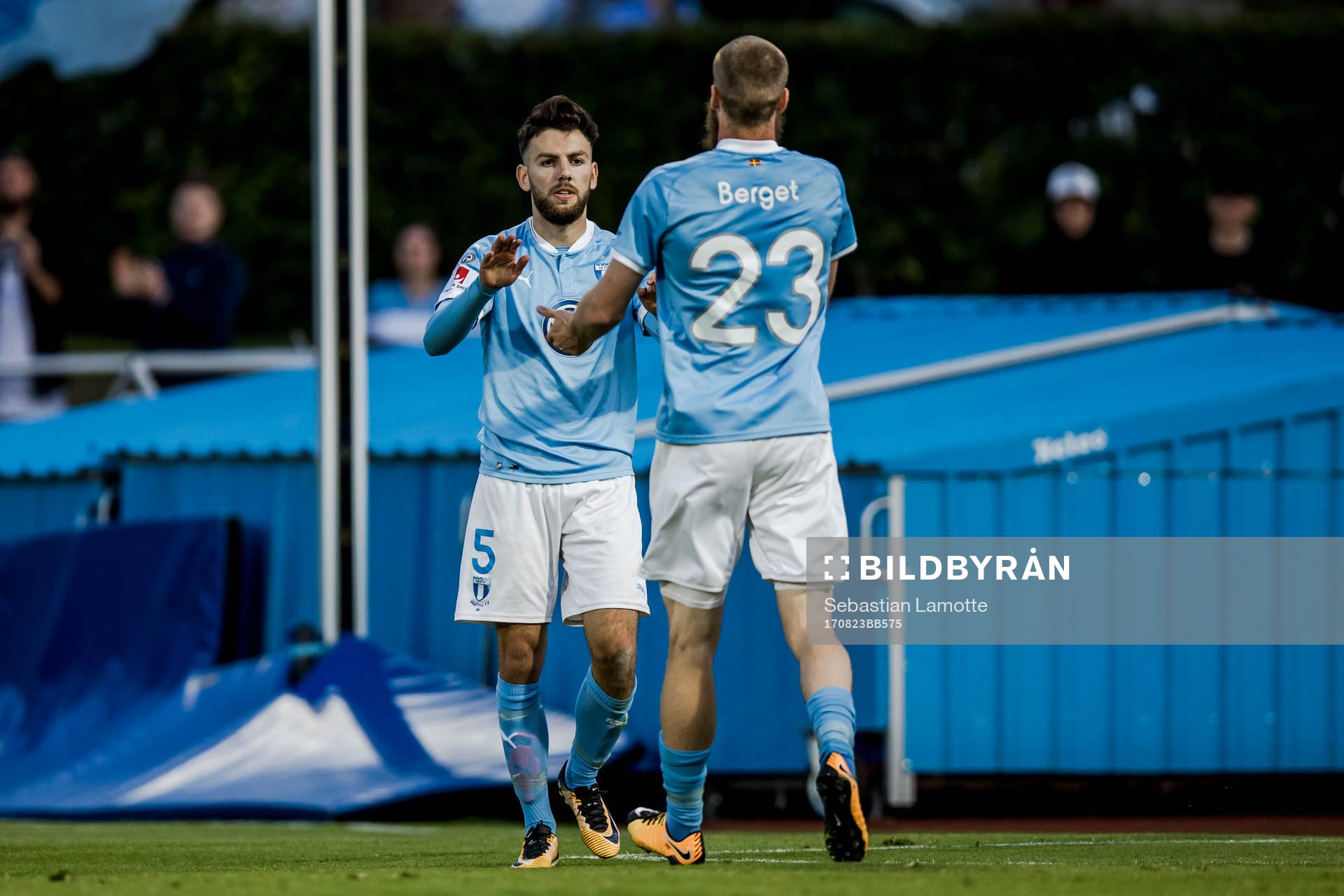 Malmö FFs Erdal Rakip har gjort 1-4 och jublar med