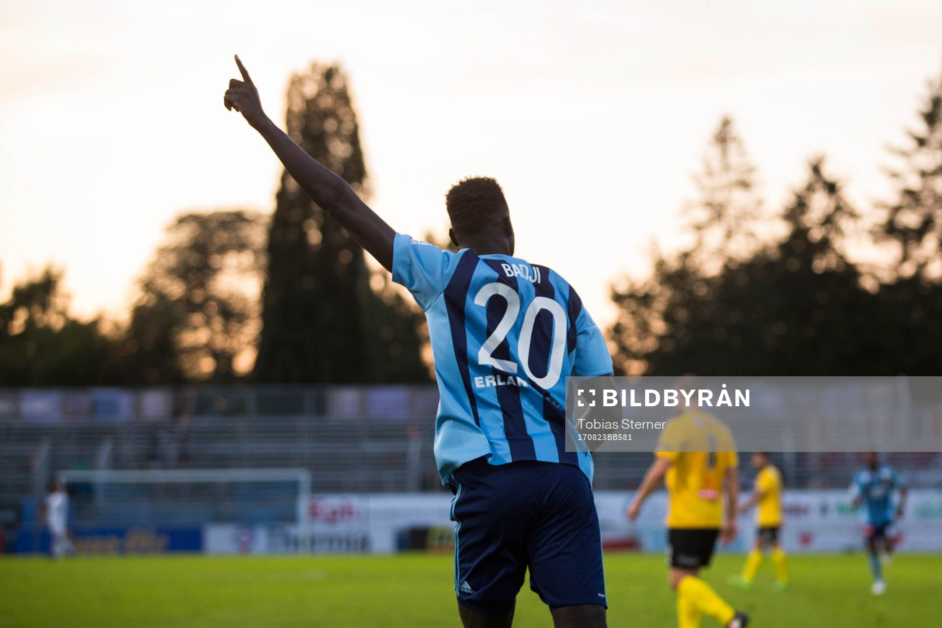 Djurgårdens Aliou Badji firar sitt första mål under fotbollsmatchen i Svenska cupen mellan Gamla Upsala och Djurgården den 23 augusti 2017 i Uppsala.
