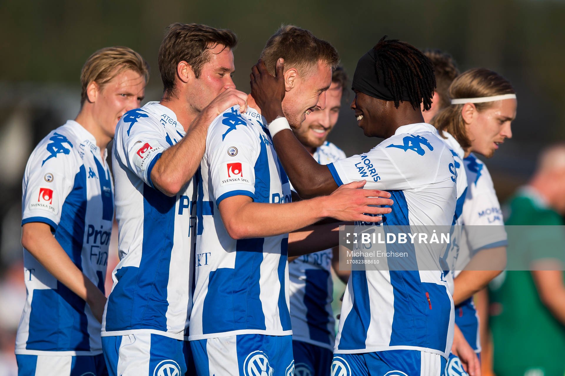 IFK Göteborgs Sebastian Ohlsson jublar ihop med lagkamrater
