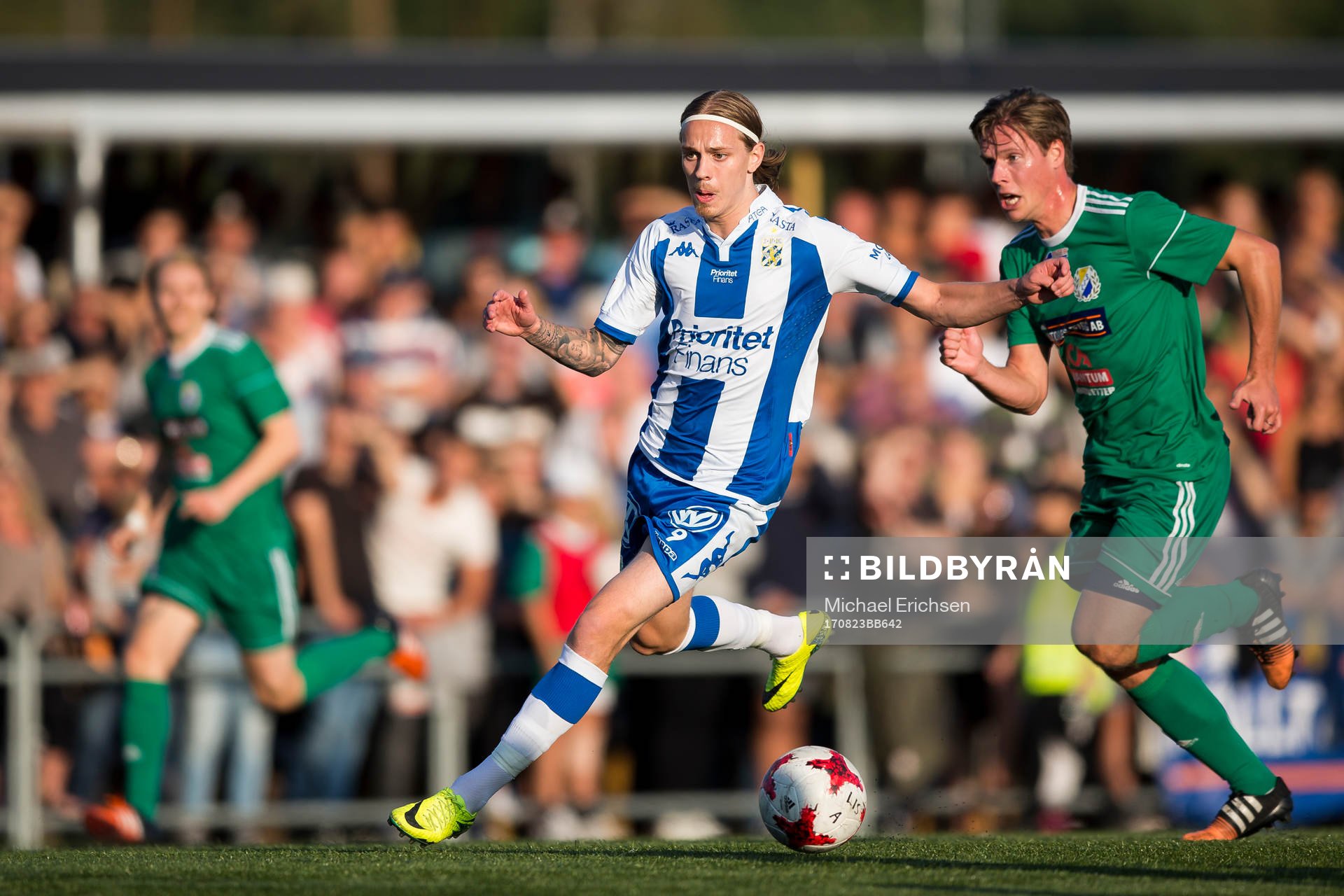 IFK Göteborgs Elias Mar Omarsson före Landvetters Ludwig