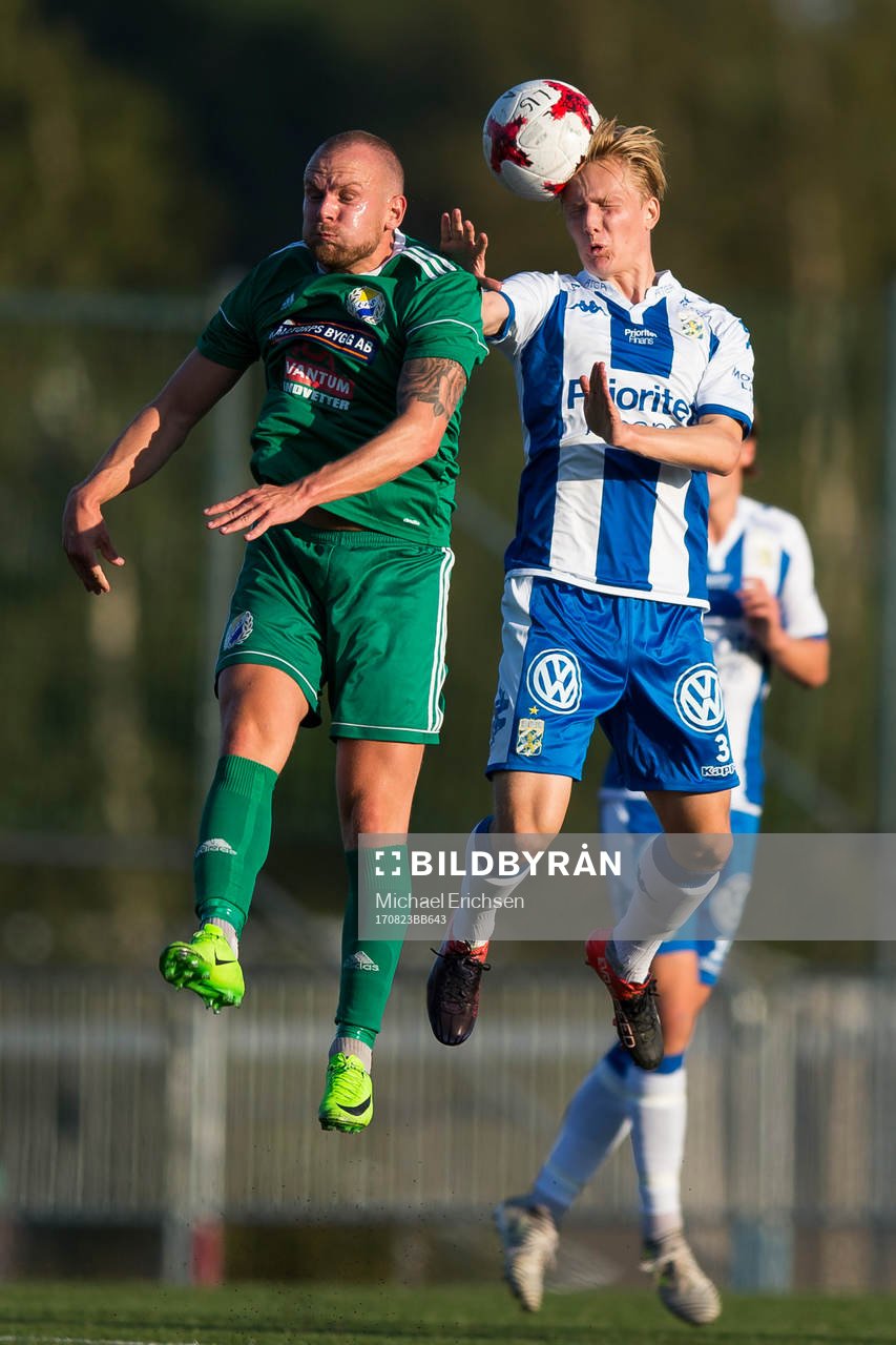 IFK Göteborgs Billy Nordström vinner en nickduell under fotbollsmatchen i Svenska cupen mellan Landvetter och IFK Göteborg den 23 augusti 2017 i Göteborg.