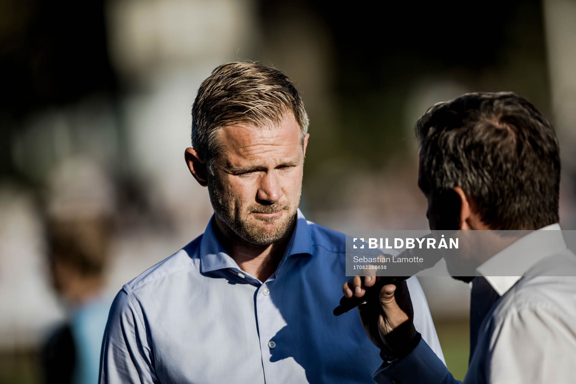 Malmö FFs tränare Magnus Pehrsson blir intervjuad