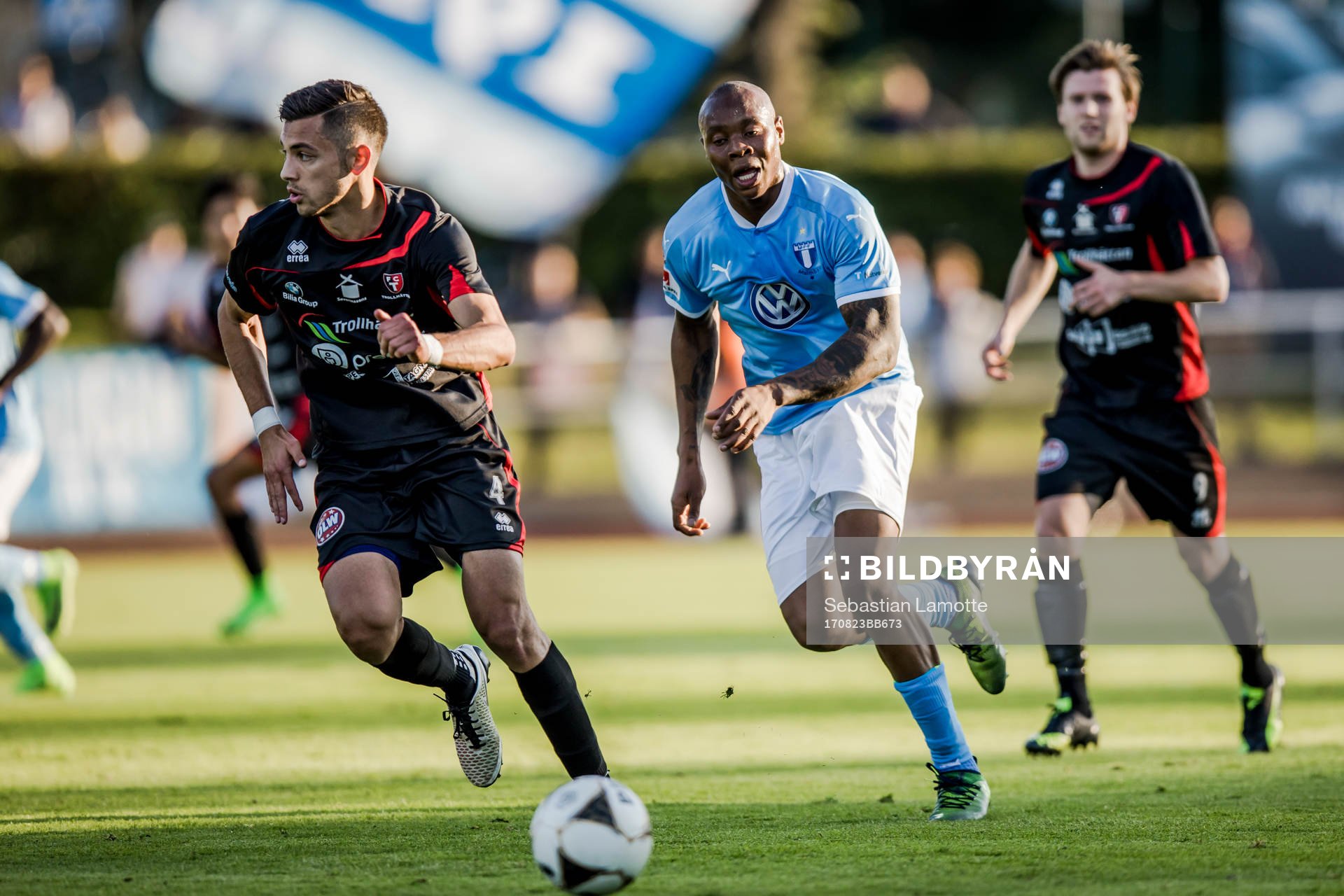 Malmö FFs Carlos Strandberg och Trollhättans Anton Agrest