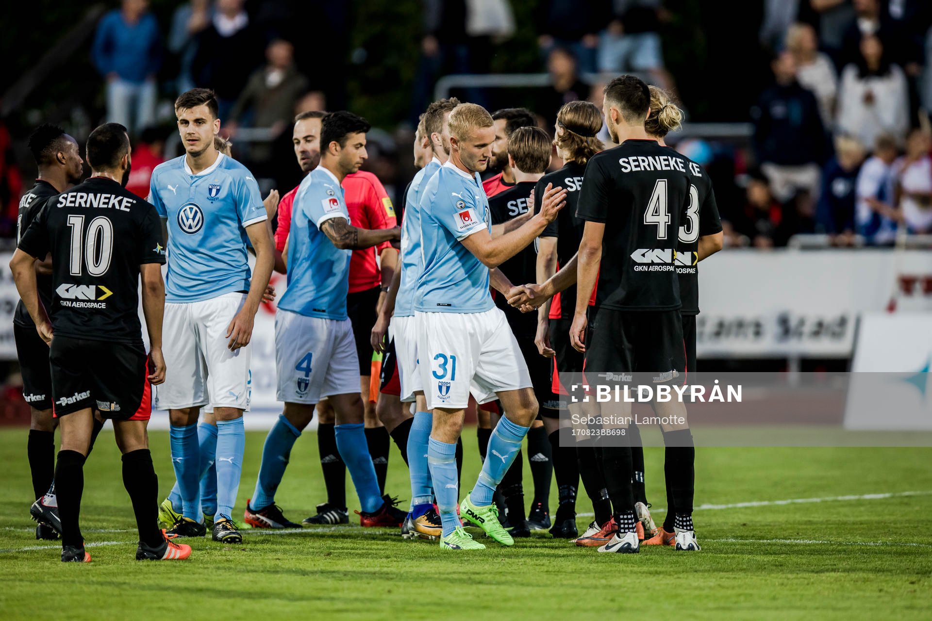 Spelarna tackar varandra