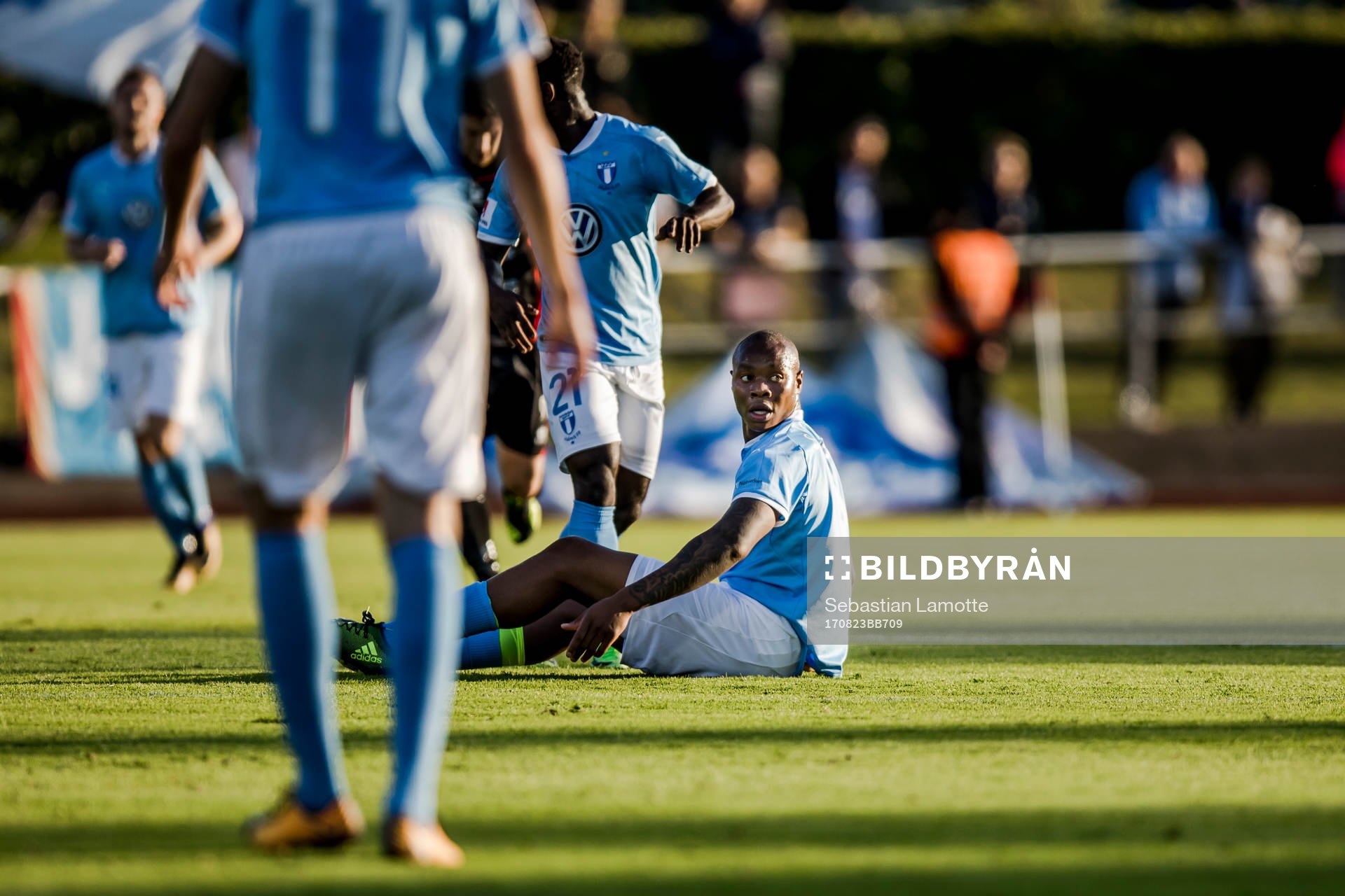 Malmö FFs Carlos Strandberg sittandes på gräset