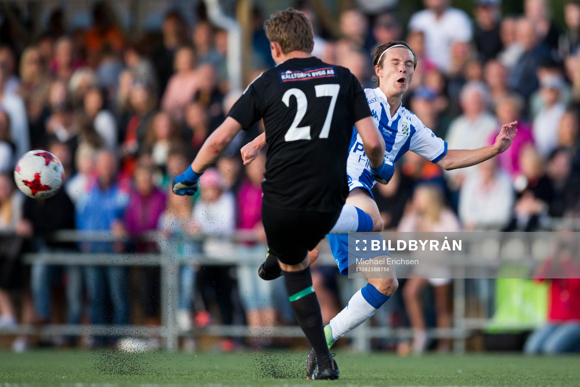 Landvetters målvakt Martin Laanemets i kamp om bollen med