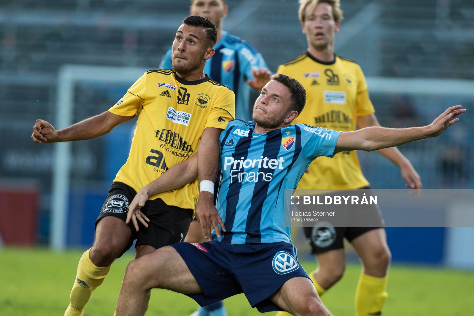 Djurgårdens Kerim Mrabti i närkamp med Gamla Upsalas Ahmed Kanou under fotbollsmatchen i Svenska cupen mellan Gamla Upsala och Djurgården den 23 augusti 2017 i Uppsala.