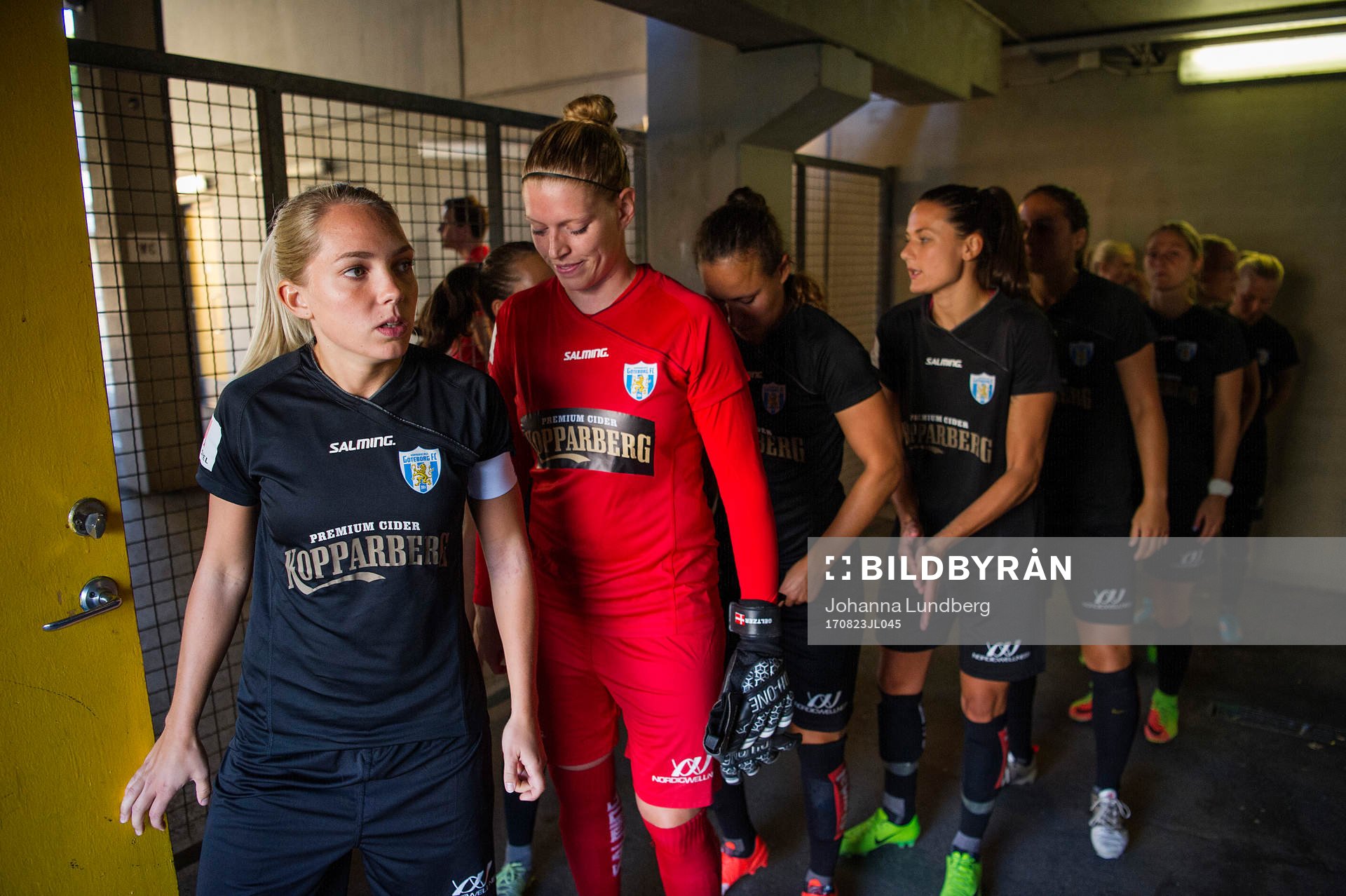 Göteborgs Elin Rubensson och målvakt Line Johansen inför fotbollsmatchen i Damallsvenskan mellan Hammarby och Kopparbergs/Göteborg den 23 augusti 2017 i Stockholm.